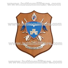 Crest Brigata Aeromobile Friuli con trofeo metallico smaltato e base in legno finitura noce.