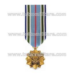 Medaglia Joint Service Achievement Medal JSAM con aquila su insegna a dodici punte e nastro azzurro a banda rossa centrale